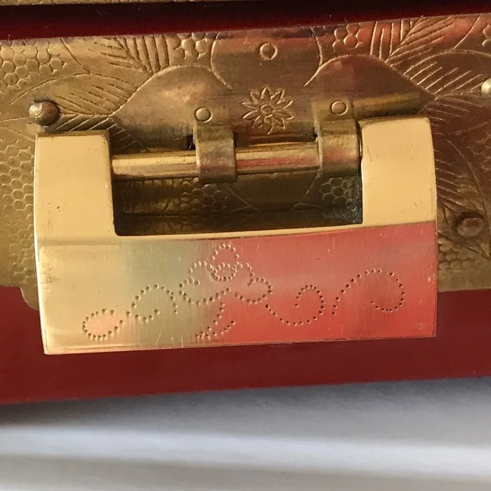 VINTAGE RED CHINESE JEWELRY BOX WITH LOCK & KEY